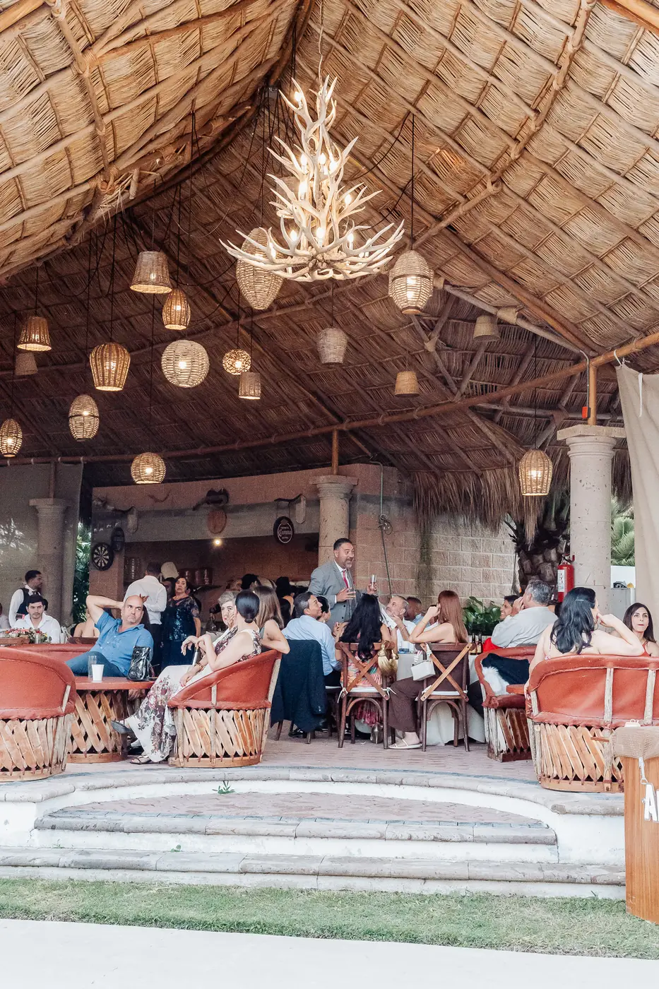 Recepción bajo palapa en la boda de Fernanda y Oliver.